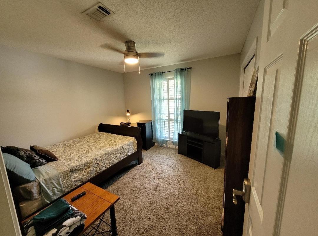 Bedroom Four Minutes From Beach Pensacola Exterior foto